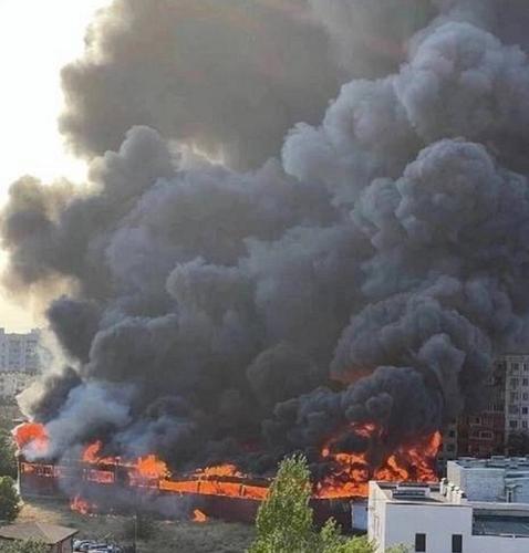В городе Волжском Волгоградской области горит рынок - эвакуировано более 150 человек В городе Волжском Волгоградской области горит рынок - эвакуировано более 150 человек
