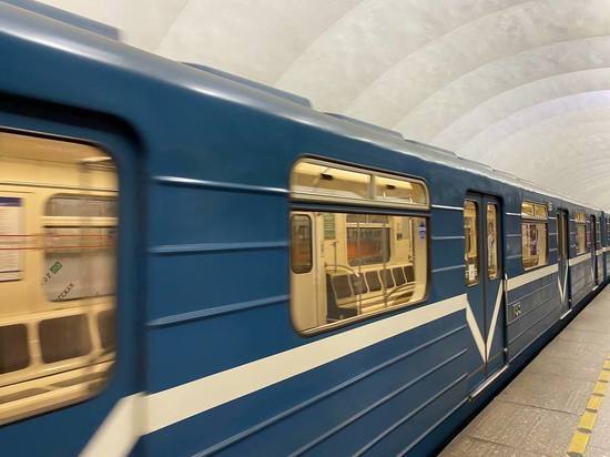 Петербуржец упал на рельсы на «Спасской» Петербуржец упал на рельсы на «Спасской»