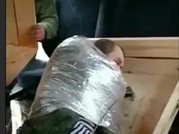 Блогер Шарий показал видео перевозки боевиками ВСУ живого военнопленного в гробу (ВИДЕО) Перевозят пленного в гробу