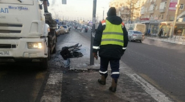 В Омске водитель вылетел на островок безопасности у «Голубого огонька» и снес светофор Происшествия в Омске0
