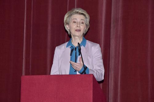 Урсула фон дер Ляйен: Еврокомиссия надеется, что санкции ЕС «погрузят экономику России в рецессию на десятилетия» Урсула фон дер Ляйен: Еврокомиссия надеется, что санкции ЕС «погрузят экономику России в рецессию на десятилетия»
