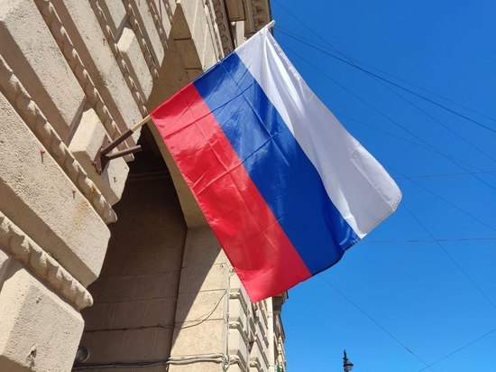 Неизвестные облили красной краской флаг России на проспекте Королева Неизвестные облили красной краской флаг России на проспекте Королева