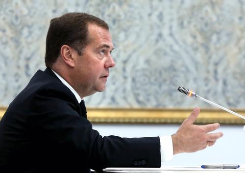 Медведев заявил, что доверие к доллару в мире подорвано Медведев заявил, что доверие к доллару в мире подорвано