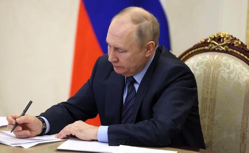 Путин поручил рассмотреть упрощение трудоустройства россиян до 18 лет Путин поручил рассмотреть упрощение трудоустройства россиян до 18 лет