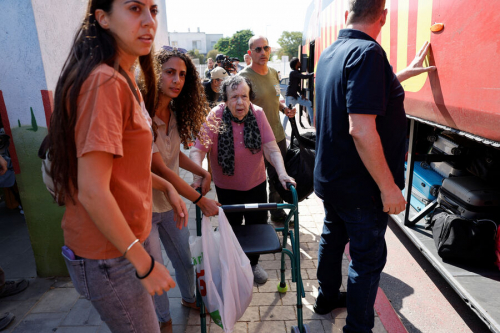 Жители Сдерота покидают свои дома. Это первая эвакуация целого города в истории Израиля Жители Сдерота покидают свои дома. Это первая эвакуация целого города в истории Израиля