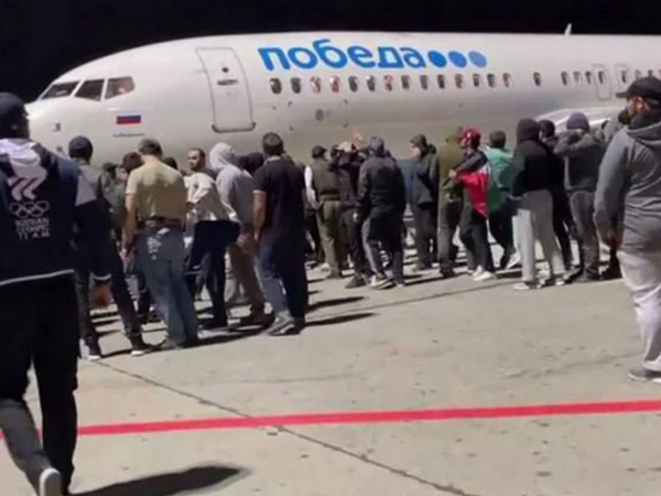 СМИ: в Махачкале толпа снесла забор аэропорта в поисках евреев в прибывающих самолетах (ВИДЕО) Толпа в Махачкале