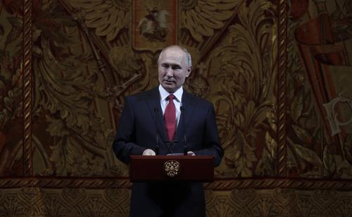 Путин сообщил, что встретит Новый год с близкими людьми за бокалом шампанского Путин сообщил, что встретит Новый год с близкими людьми за бокалом шампанского