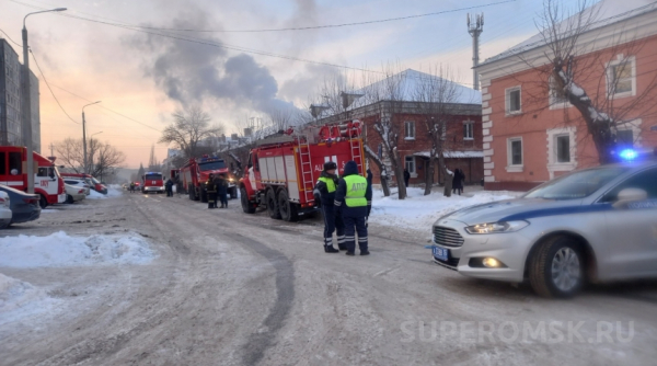 В Омске горит квартира с пенсионеркой внутри Происшествия в Омске0