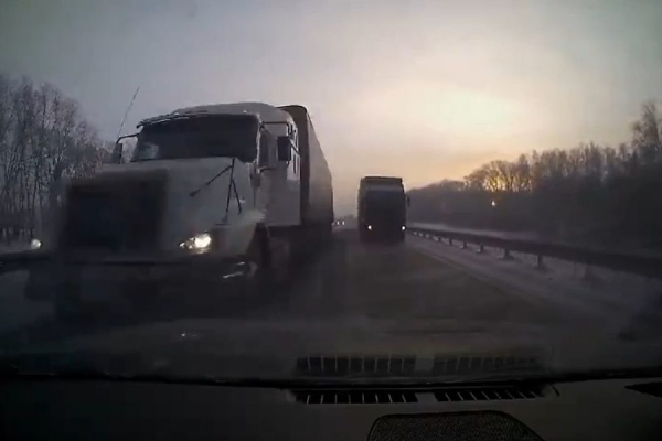 «Да ну на фиг*»: сибиряки чудом выжили, проскочив между фур на трассе под Новосибирском (впечатляющее видео) Сибиряки чудом выжили, проскочив между фур на трассе под Новосибирском0