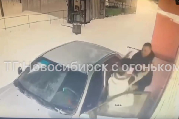 В Новосибирске пассажиры жестоко избили таксиста и уехали на его машине (видео) В Новосибирске пассажиры жестоко избили таксиста и уехали на его машине (видео)0