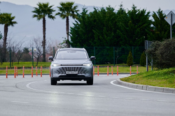 Оттоманка, массаж по кругу и тишина: тест-драйв BAIC X75