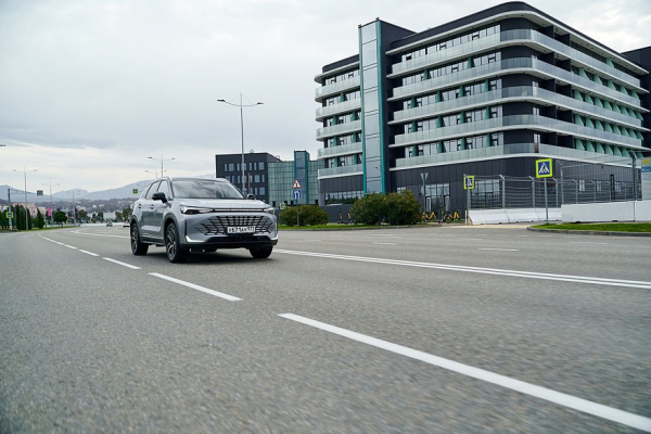 Оттоманка, массаж по кругу и тишина: тест-драйв BAIC X75