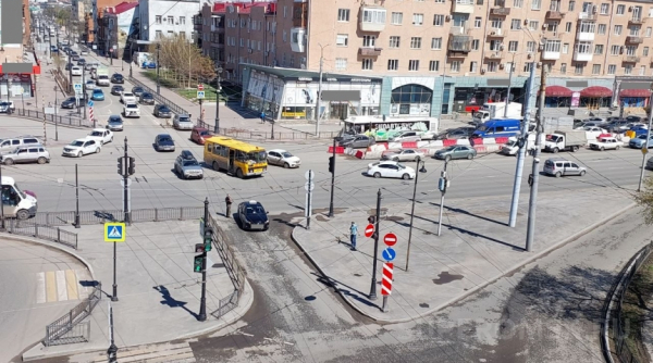 В Омске автобус с надписью «Дети» встал поперек Ленинградской площади Происшествия в Омске0