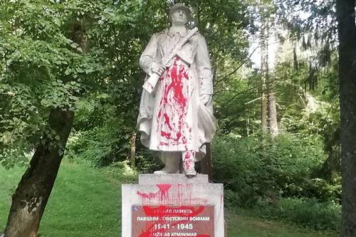 Сейм Литвы принял поправки, разрешающие переносить захоронения советских солдат Сейм Литвы принял поправки, разрешающие переносить захоронения советских солдат
