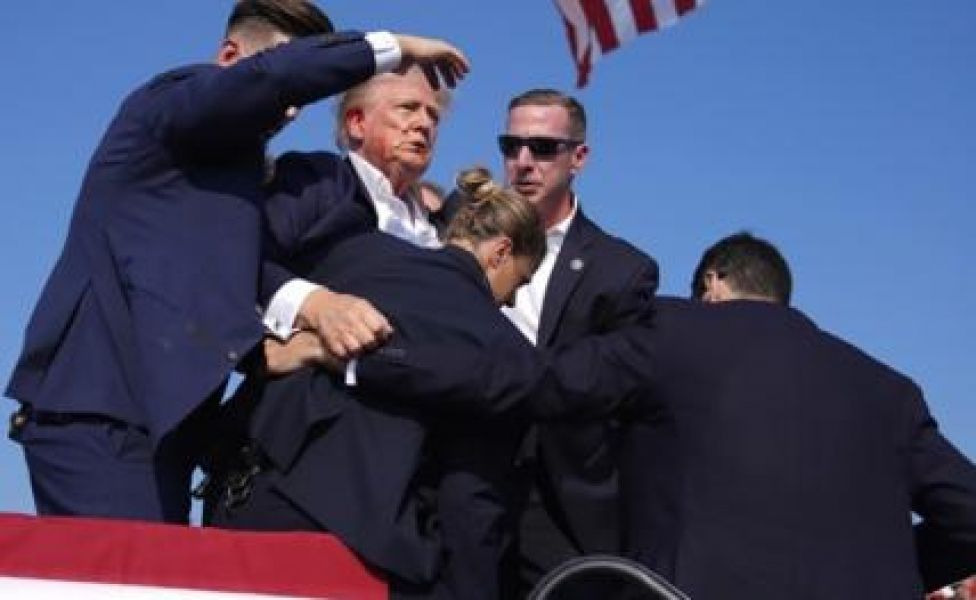 Покушение на Трампа: ФБР пока не установило мотивы стрелявшего На фото: Дональд Трамп после покушения.