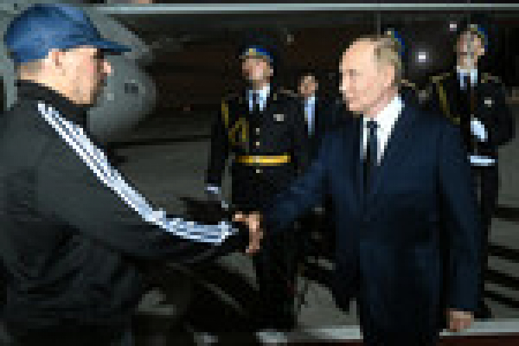 FT: Шольц освободил пожизненно осужденного в ФРГ Красикова ради Байдена Президент РФ Владимир Путин и освобожденный в результате обмена россиянин Вадим Красиков (справа налево). br brВ Анкаре состоялся обмен 26 заключенными, содержавшимися в тюрьмах в семи разных странах (США, ФРГ, Польши, Словении, Норвегии, России и Белоруссии). Десять обменянных, в том числе двое несовершеннолетних, отправлены в Россию, 13 — в Германию, трое — в США. Среди отправленных в Россию — семейная пара Артем и Анна Дульцевы, Вадим Красиков, Павел Рубцов, Михаил Микушин, Роман Селезнев, Владислав Клюшин, Вадим Конощенок. br brМосква, Россия. 1 августа 2024 года.