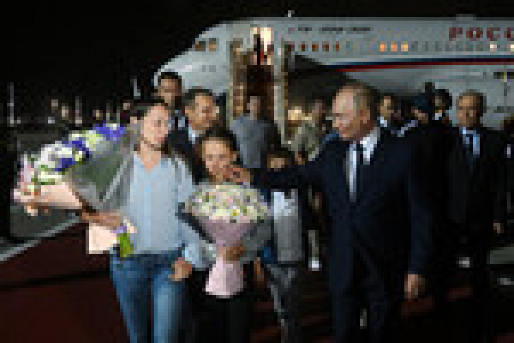 FT: Шольц освободил пожизненно осужденного в ФРГ Красикова ради Байдена Вернувшиеся после обмена россияне Анна Дульцева с дочкой и президент РФ Владимир Путин (на переднем плане слева направо) в аэропорту Внуково. br brВ Анкаре состоялся обмен 26 заключенными, содержавшимися в тюрьмах в семи разных странах (США, ФРГ, Польши, Словении, Норвегии, России и Белоруссии). Десять обменянных, в том числе двое несовершеннолетних, отправлены в Россию, 13 — в Германию, трое — в США. Среди отправленных в Россию — семейная пара Артем и Анна Дульцевы, Вадим Красиков, Павел Рубцов, Михаил Микушин, Роман Селезнев, Владислав Клюшин, Вадим Конощенок. br brМосква, Россия. 1 августа 2024 года.