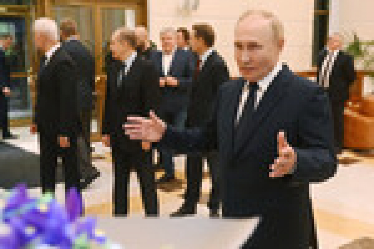 FT: Шольц освободил пожизненно осужденного в ФРГ Красикова ради Байдена Президент РФ Владимир Путин во время встречи в аэропорту Внуково граждан России, которые были освобождены в результате обмена. В Анкаре состоялся обмен 26 заключенными, содержавшимися в тюрьмах в семи разных странах (США, ФРГ, Польши, Словении, Норвегии, России и Белоруссии). Десять обменянных, в том числе двое несовершеннолетних, отправлены в Россию, 13 — в Германию, трое — в США. Среди отправленных в Россию — семейная пара Артем и Анна Дульцевы, Вадим Красиков, Павел Рубцов, Михаил Микушин, Роман Селезнев, Владислав Клюшин, Вадим Конощенок. br brМосква, Россия. 1 августа 2024 года.