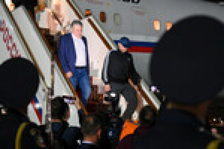 FT: Шольц освободил пожизненно осужденного в ФРГ Красикова ради Байдена Вернувшиеся после обмена россияне в аэропорту Внуково. Вадим Красиков (на среднем плане справа). br br1 августа в Анкаре состоялся обмен 26 заключенными, содержавшимися в тюрьмах в семи разных странах (США, ФРГ, Польши, Словении, Норвегии, России и Белоруссии). Десять обменянных, в том числе двое несовершеннолетних, отправлены в Россию, 13 — в Германию, трое — в США. Среди отправленных в Россию — семейная пара Артем и Анна Дульцевы с детьми, Вадим Красиков, Павел Рубцов, Михаил Микушин, Роман Селезнев, Владислав Клюшин, Вадим Конощенок. br brМосква, Россия. 1 августа 2024 года.