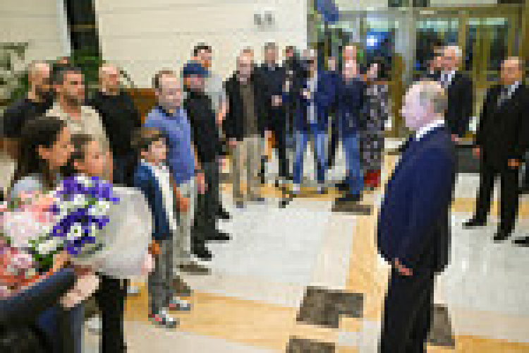 FT: Шольц освободил пожизненно осужденного в ФРГ Красикова ради Байдена Президент РФ Владимир Путин встречает в аэропорту Внуково граждан России, которые были освобождены в результате обмена. В Анкаре состоялся обмен 26 заключенными, содержавшимися в тюрьмах в семи разных странах (США, ФРГ, Польши, Словении, Норвегии, России и Белоруссии). Десять обменянных, в том числе двое несовершеннолетних, отправлены в Россию, 13 — в Германию, трое — в США. Среди отправленных в Россию — семейная пара Артем и Анна Дульцевы, Вадим Красиков, Павел Рубцов, Михаил Микушин, Роман Селезнев, Владислав Клюшин, Вадим Конощенок. br brМосква, Россия. 1 августа 2024 года.