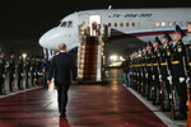 FT: Шольц освободил пожизненно осужденного в ФРГ Красикова ради Байдена Президент РФ Владимир Путин встречает в аэропорту Внуково граждан России, которые были освобождены в результате обмена. В Анкаре состоялся обмен 26 заключенными, содержавшимися в тюрьмах в семи разных странах (США, ФРГ, Польши, Словении, Норвегии, России и Белоруссии). Десять обменянных, в том числе двое несовершеннолетних, отправлены в Россию, 13 — в Германию, трое — в США. Среди отправленных в Россию — семейная пара Артем и Анна Дульцевы, Вадим Красиков, Павел Рубцов, Михаил Микушин, Роман Селезнев, Владислав Клюшин, Вадим Конощенок. br brМосква, Россия. 1 августа 2024 года.