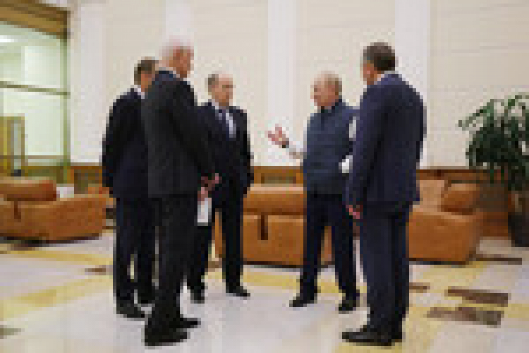 FT: Шольц освободил пожизненно осужденного в ФРГ Красикова ради Байдена Президент РФ Владимир Путин ожидает в аэропорту Внуково прибытия граждан России, которые были освобождены в результате обмена. br brСлева направо: директор Службы внешней разведки РФ Сергей Нарышкин, министр обороны РФ Андрей Белоусов, директор Федеральной службы безопасности (ФСБ) РФ Александр Бортников. br brВ Анкаре состоялся обмен 26 заключенными, содержавшимися в тюрьмах в семи разных странах (США, ФРГ, Польши, Словении, Норвегии, России и Белоруссии). Десять обменянных, в том числе двое несовершеннолетних, отправлены в Россию, 13 — в Германию, трое — в США. br brМосква, Россия. 1 августа 2024 года.