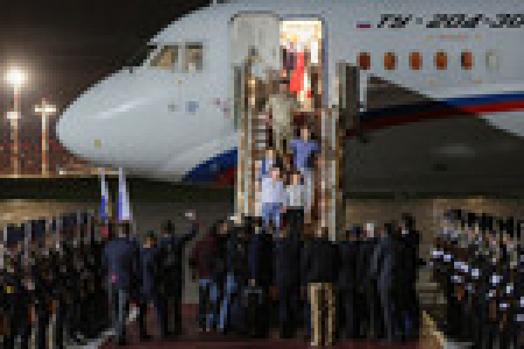 FT: Шольц освободил пожизненно осужденного в ФРГ Красикова ради Байдена Президент РФ Владимир Путин встречает в аэропорту Внуково граждан России, которые были освобождены в результате обмена. В Анкаре состоялся обмен 26 заключенными, содержавшимися в тюрьмах в семи разных странах (США, ФРГ, Польши, Словении, Норвегии, России и Белоруссии). Десять обменянных, в том числе двое несовершеннолетних, отправлены в Россию, 13 — в Германию, трое — в США. Среди отправленных в Россию — семейная пара Артем и Анна Дульцевы, Вадим Красиков, Павел Рубцов, Михаил Микушин, Роман Селезнев, Владислав Клюшин, Вадим Конощенок. br brМосква, Россия. 1 августа 2024 года.