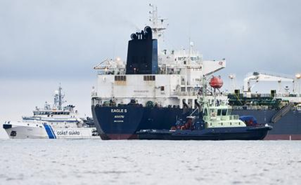 Танкер Eagle S на время расследования переместят в другой порт Финляндии Танкер Eagle S на время расследования переместят в другой порт Финляндии