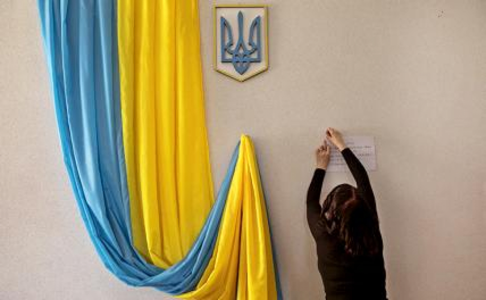 Опять те же грабли: В России снова увлеченно рассуждают, какой президент Украины нужен Москве На фото: подготовка к выборам президента Украины в Киеве.