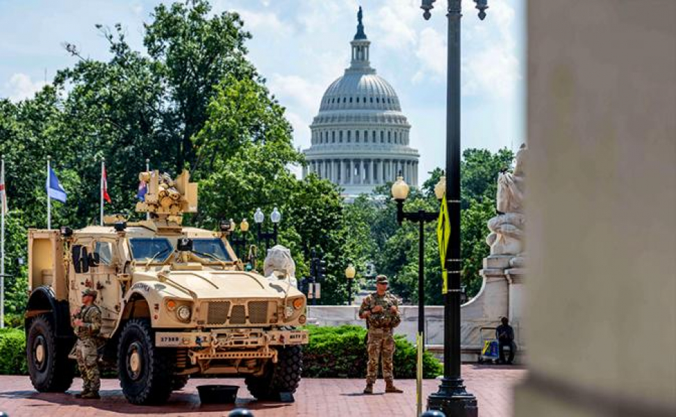 «Гвардейцы Трампа» готовятся дать бой полиции США На фото: солдаты Национальной гвардии армии США, приписанные к оперативной группе «Безопасность и красота» в округе Колумбия, стоят на страже у вокзала Юнион-Стейшн на фоне здания Капитолия США.
