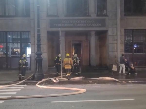 МЧС ограничило движение в обе стороны рядом со СПбГУ из-за возгорания. МЧС перекрыло движение в обе стороны у СПбГУ из-за пожара