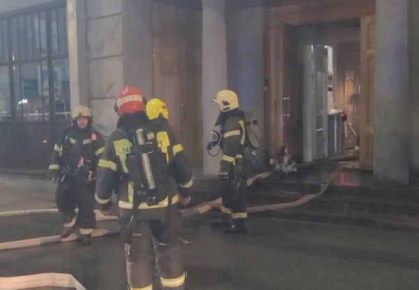МЧС ограничило движение в обе стороны рядом со СПбГУ из-за возгорания.