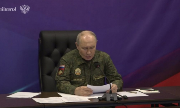 Путин поручил Генштабу продолжать атаки на мосты и дата-центры противника в Украине. Путин поручил Генштабу продолжать атаки на мосты и дата-центры противника в Украине.